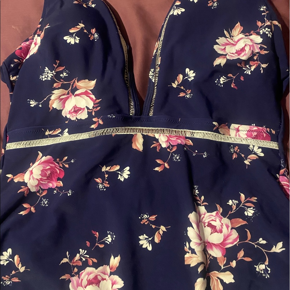 One piece bathing suit - Picture 2 of 3